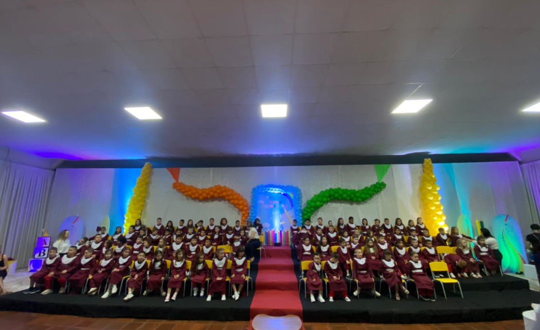 Formatura dos alunos do 5º ano reúne 92 formandos em uma noite emocionante
