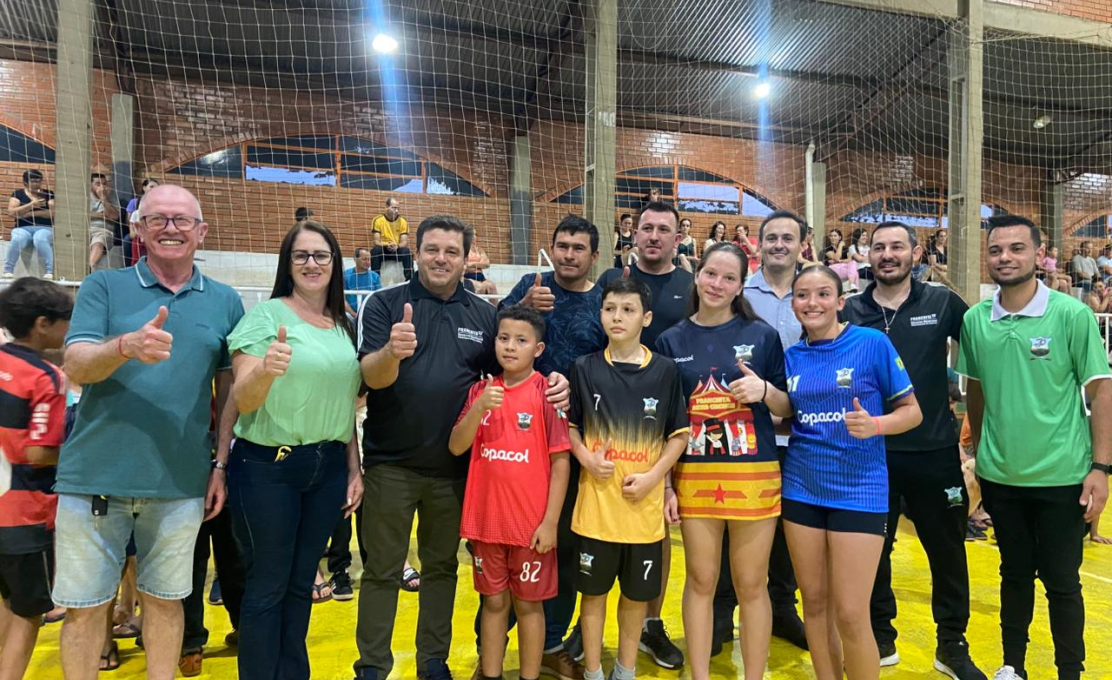 Departamento de Esportes e Cultura de Pranchita realiza entrega de materiais esportivos em parce...