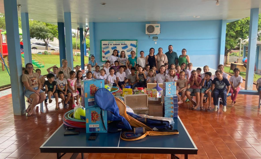 Rotary Club de Pranchita realiza entrega de brinquedos educacionais na Escola Márcia Canzi Mala...