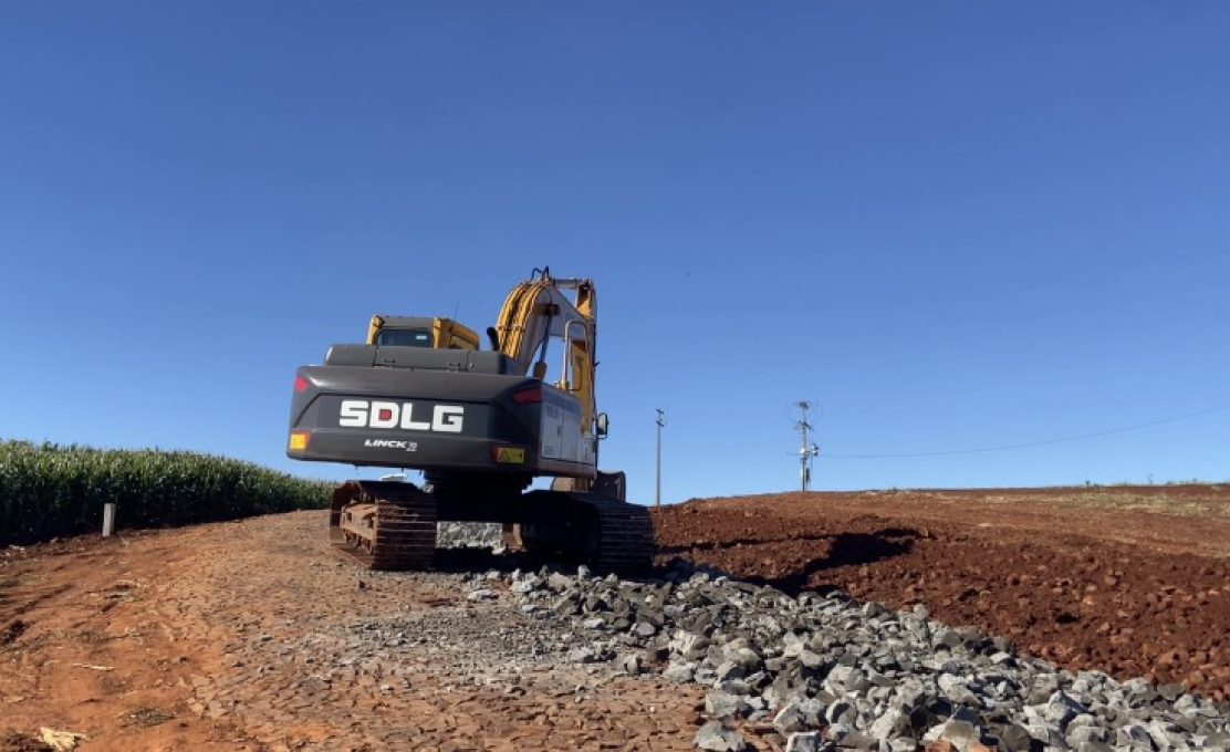 Administração Municipal inicia obras preparatórias para pavimentação asfáltica entre Linha...