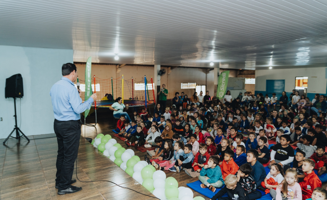 Projeto Caravana Kids leva educação financeira e valores sustentáveis à Escola Municipal Dav...