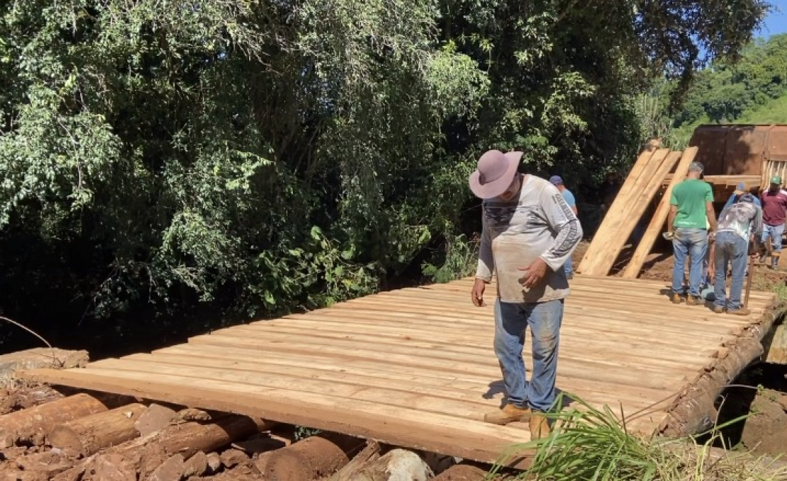 Administração Municipal de Pranchita conclui construção de nova ponte de madeira na divisa c...