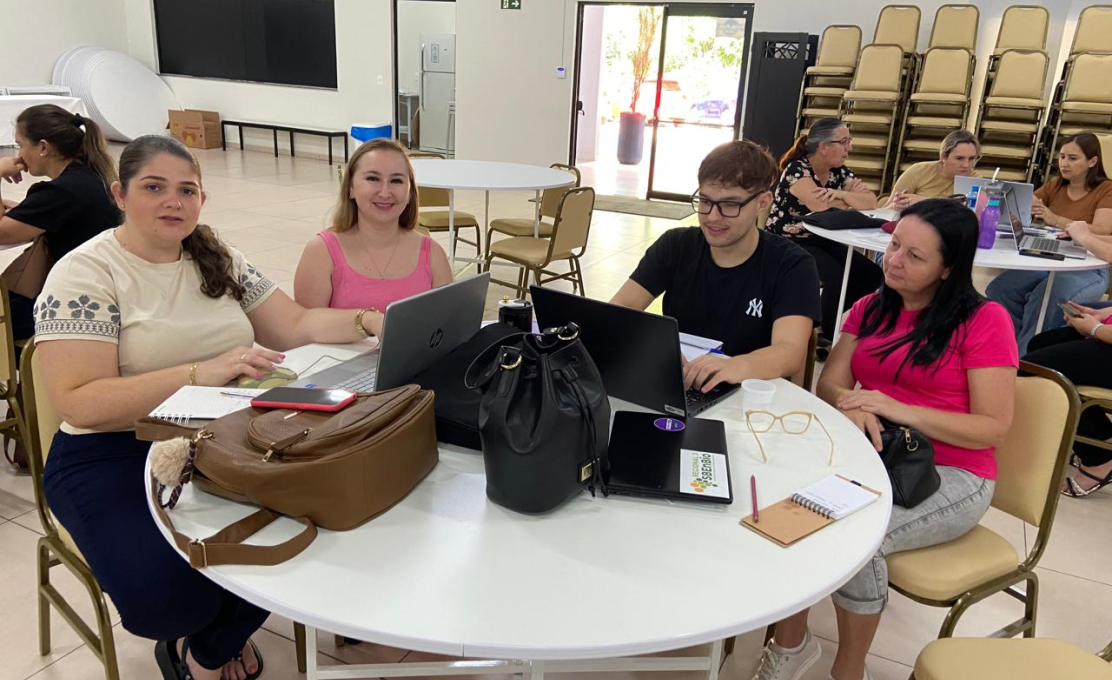 Educação de Pranchita participa de encontro para reformulação do PPP e Regimento Escolar