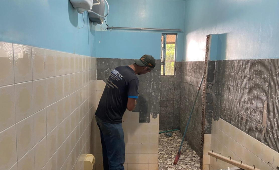Secretaria de Educação, Esporte e Cultura realiza reforma dos banheiros no CMEI Emília Zalesk...