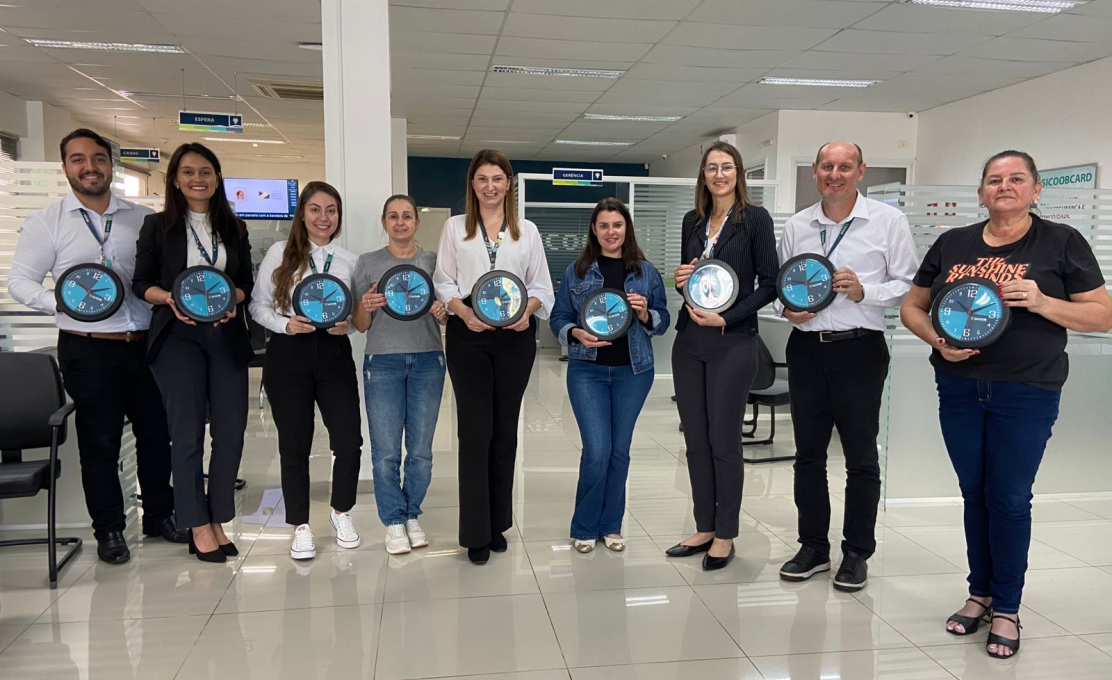 Sicoob Vale Sul doa relógios para apoiar ensino no Fundamental