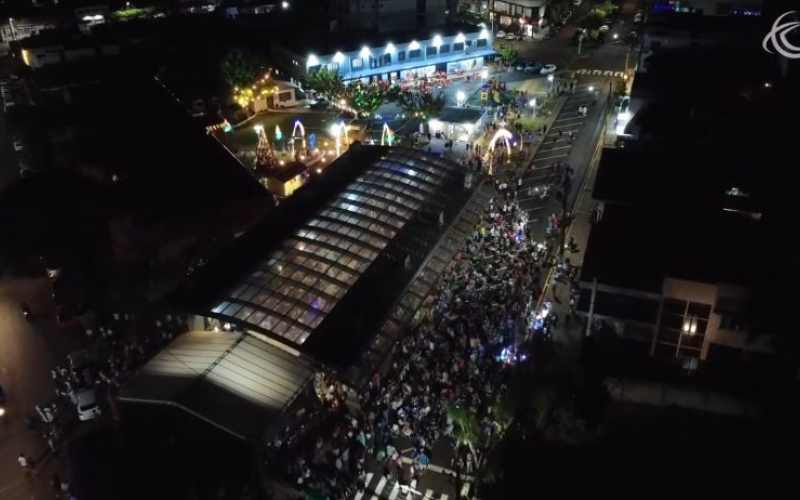 Multidão lota Rua Coberta em maior Natal luz dos últimos anos