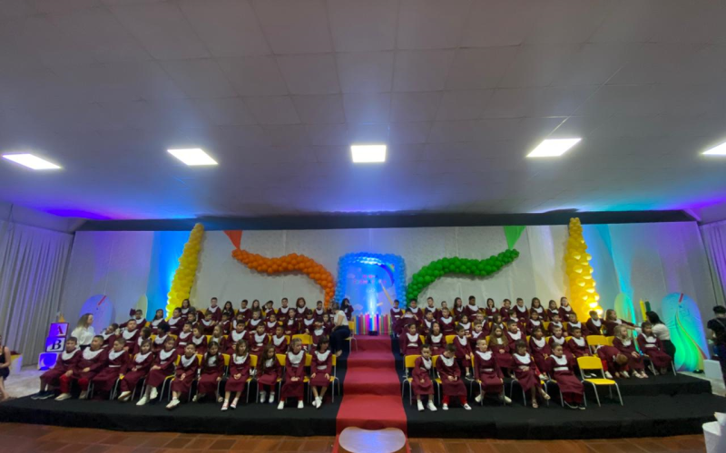 Formatura dos alunos do 5º ano reúne 92 formandos em uma noite emocionante