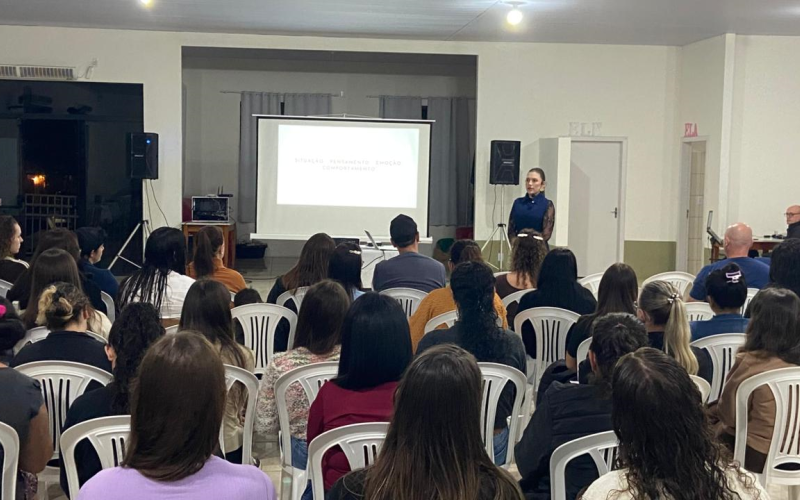 Capacitação aborda práticas positivas no manejo comportamental em Pranchita