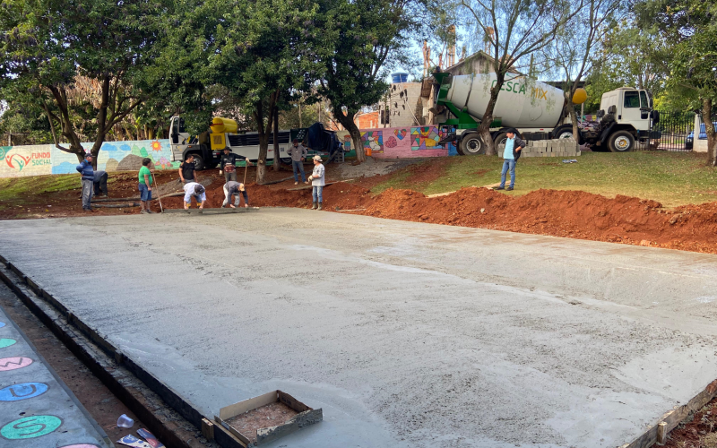 Concretagem do piso do novo parque infantil é realizada na Escola Municipal Márcia Canzi Malacarne