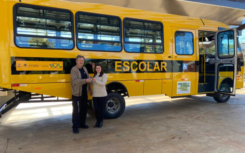 Educação de Pranchita amplia frota com entrega de novo ônibus escolar para transporte urbano