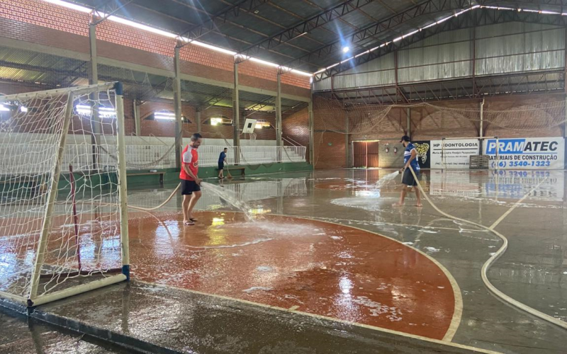 Departamento de Esporte inicia limpeza do Ginásio de Esportes para retomada das atividades