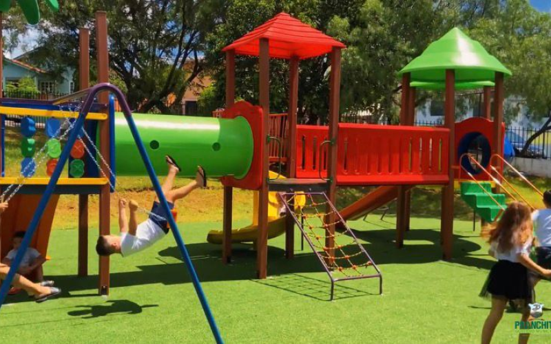 Administração Municipal realiza entrega de parquinhos nas Escolas Márcia Canzi Malacarne e Davi Canzi