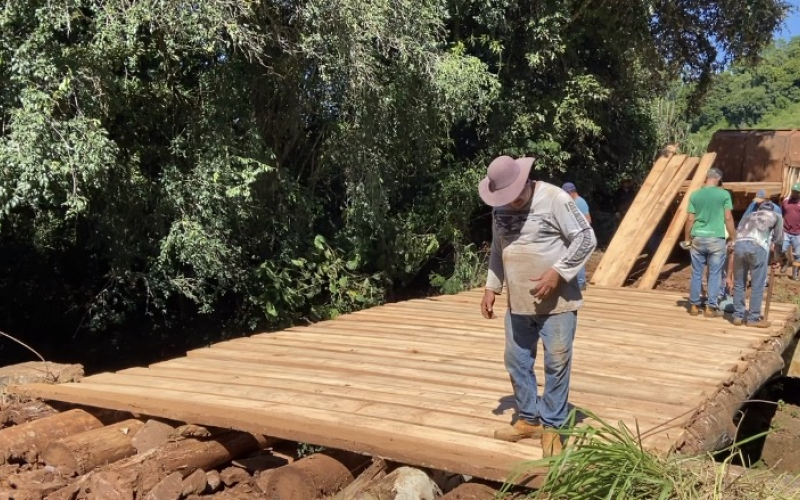 Administração Municipal de Pranchita conclui construção de nova ponte de madeira na divisa com Santo Antônio do Sudoeste