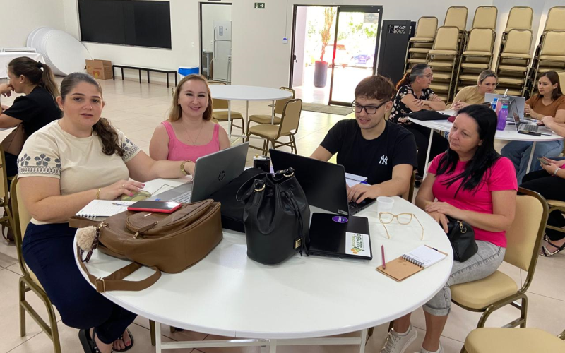 Educação de Pranchita participa de encontro para reformulação do PPP e Regimento Escolar