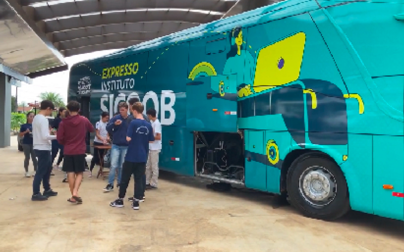 O Expresso Instituto Sicoob, é um programa que visa contribuir para a promoção da cidadania e qualificação profissional 