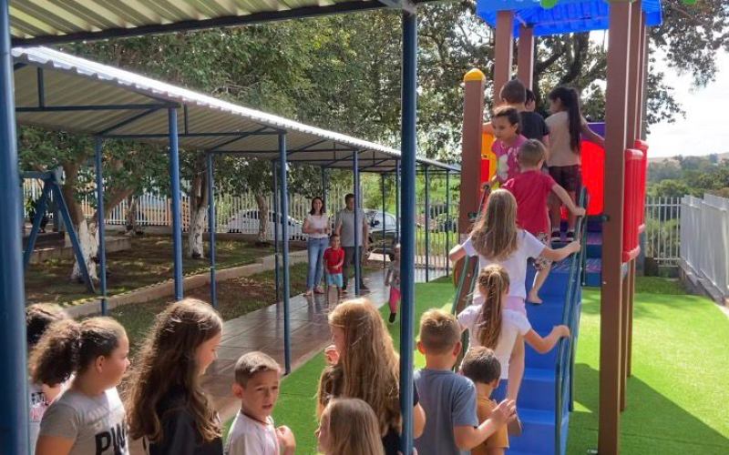 Prefeito Ronimar Sartor realiza entrega simbólica de parquinho na Escola Monteiro Lobato, na comunidade Vista Gaúcha