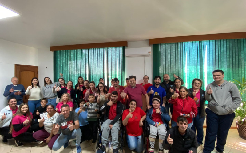 Alunos da APAE de Pranchita visitam Paço Municipal e defendem permanência das Escolas de Educação Especial