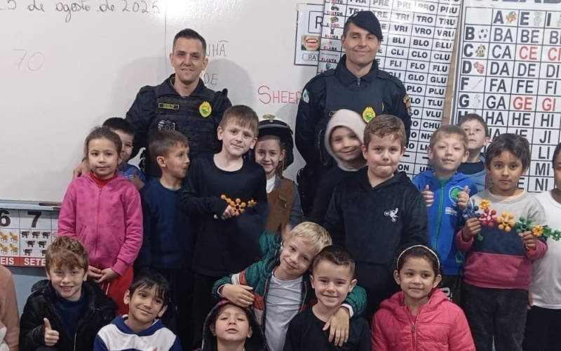 Escola Municipal Davi Canzi recebe visita da Polícia Militar em homenagem ao Dia do Soldado.